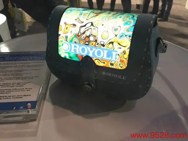 柔宇科技曾在2019年CES上展示镶嵌柔性OLED屏的前卫背包。  影相/第一财经记者王珍
