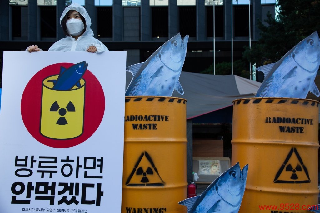 2021年4月，韩国人人在日本驻韩大使馆前举行请愿，抗议日方排污入海决定。（贵府图）
